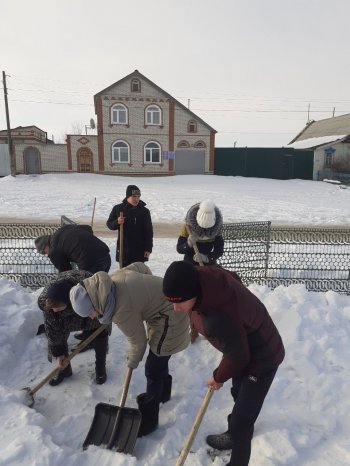 Уборка территории памятника