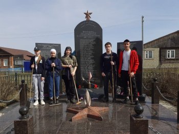 Очистка территории памятника.